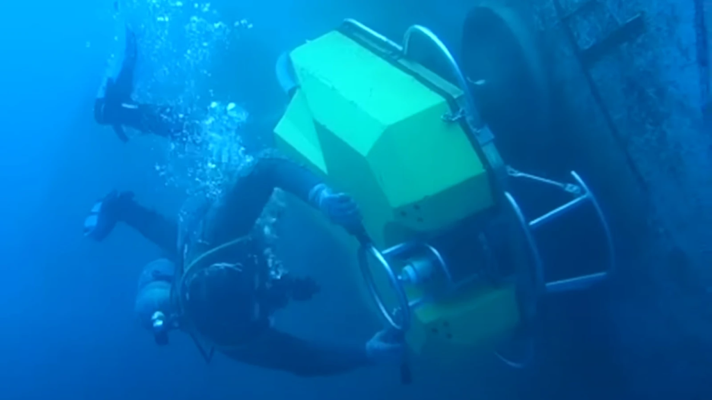 Hull_cleaning_with_2nd_gen._brush-kart_1___Diving_Status