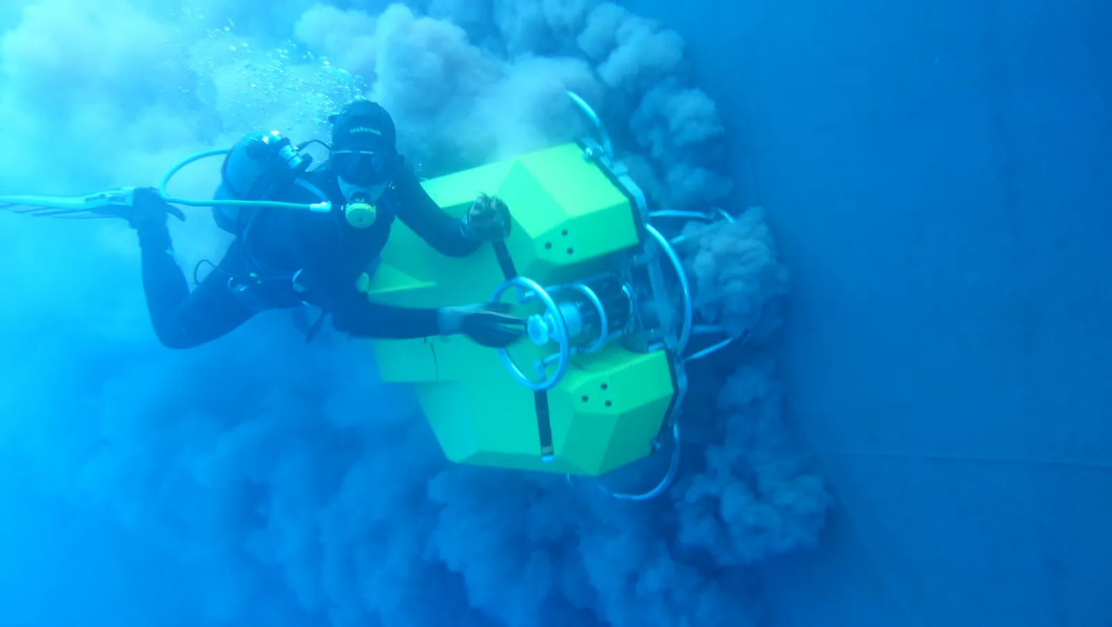Underwater hull cleaning of Self polishing-divingstatus