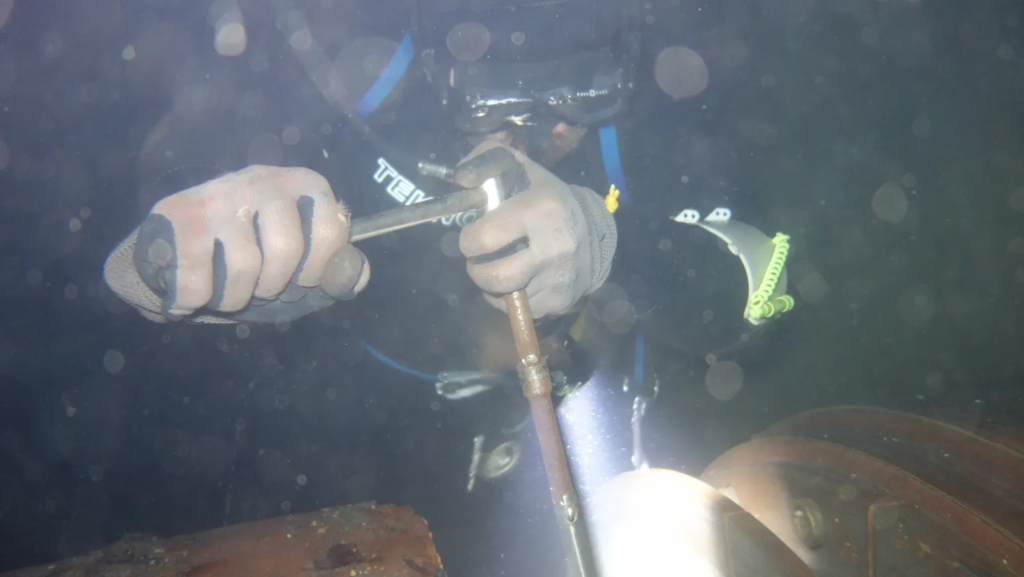 tailshaft-measurement-with-poker-gauge-divingstatus
